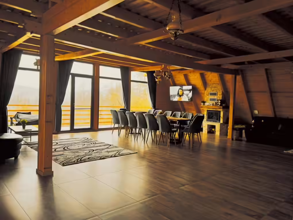 Living spațios cu tavan înalt din lemn și ferestre panoramice la Cabana 3 Stejari