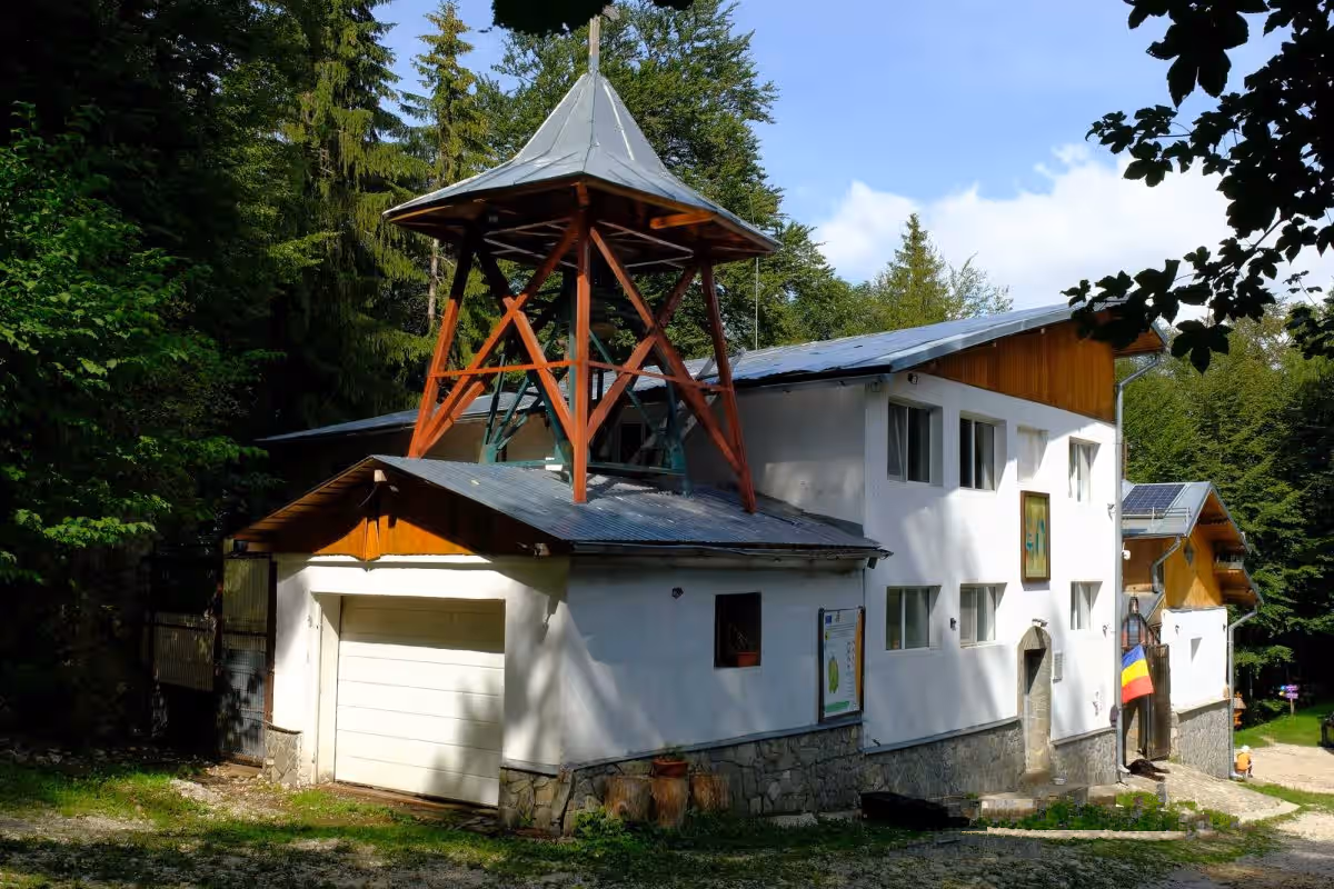Clopotnița de lemn și biserica Schitului Sfânta Ana, Sinaia
