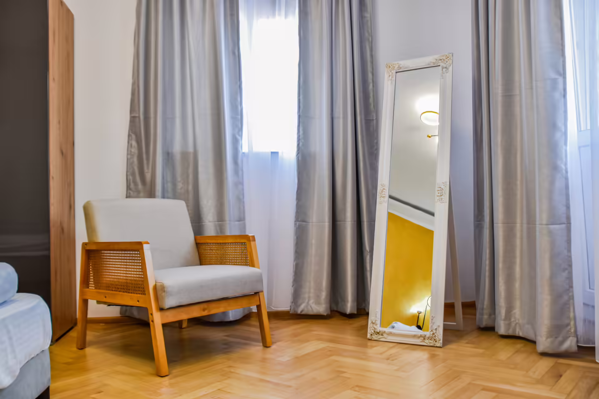 Fotoliu și oglindă în camera de la Random House Fotoliu și oglindă în camera de la Random House
