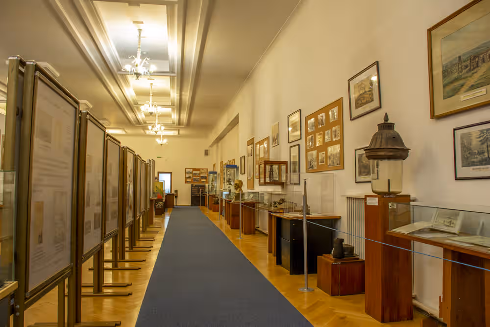 Hol lung cu panouri și vitrine istorice în Muzeul Național al Petrolului