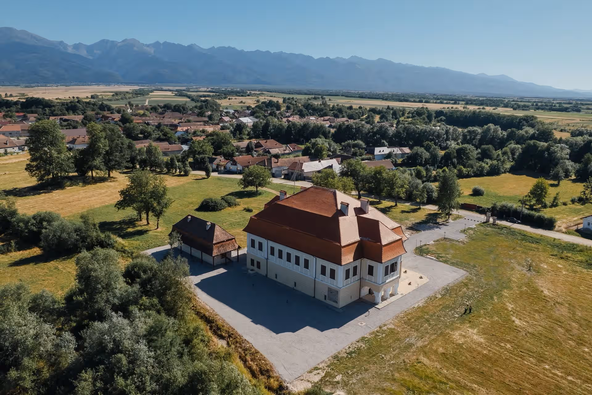 Castelul Brâncoveanu și satul Sâmbăta de Sus, vedere de sus spre munți