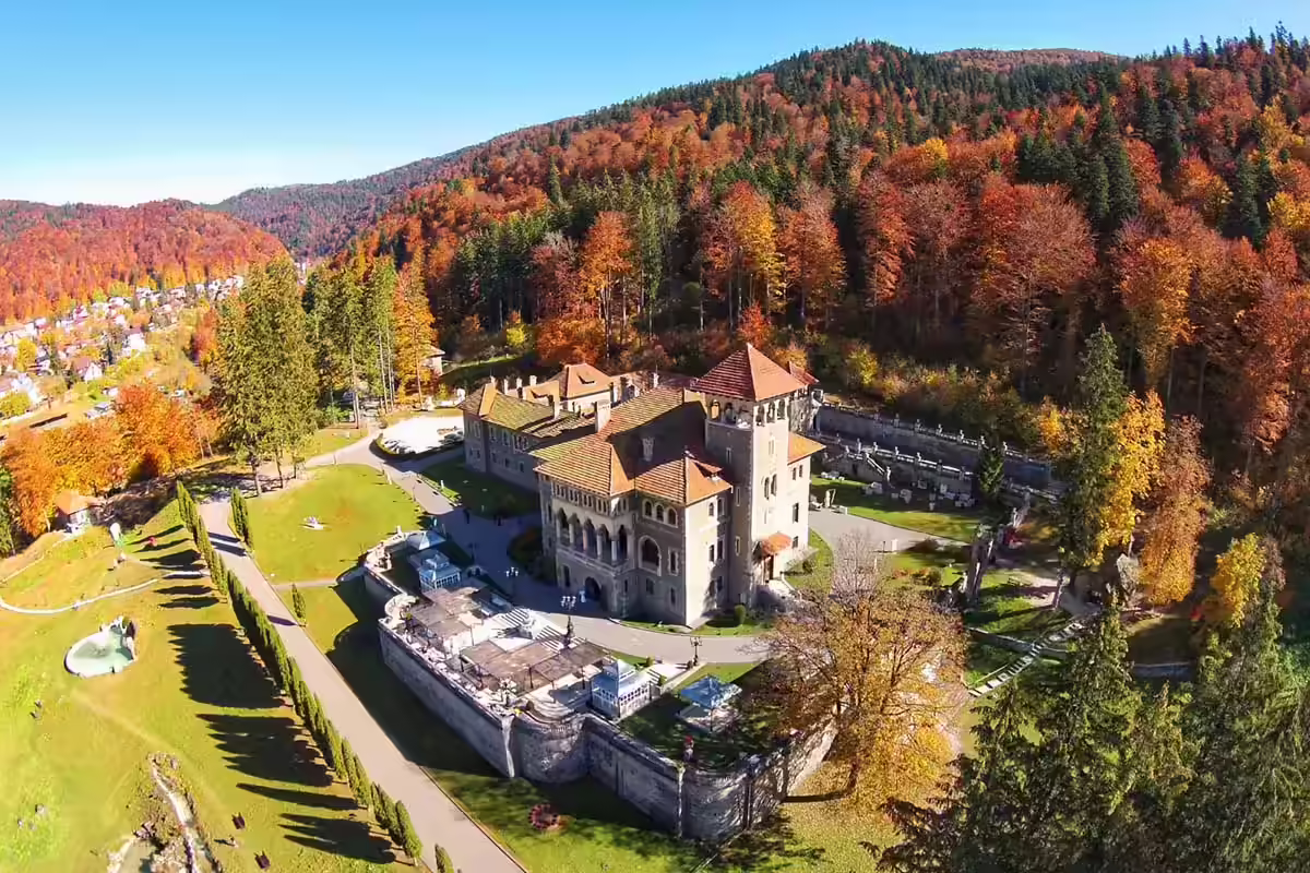 Castelul Cantacuzino toamna, vedere aeriană cu pădurea colorată