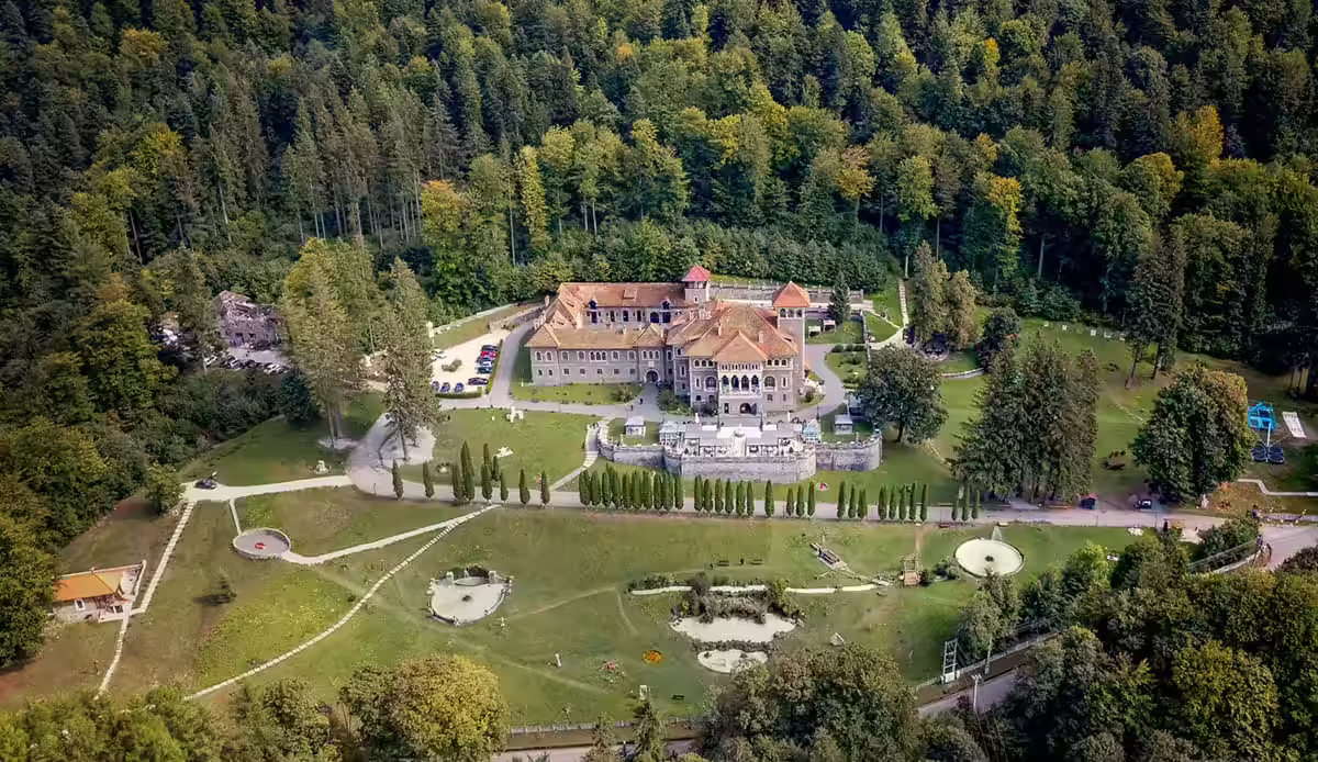 Domeniul Castelului Cantacuzino din Bușteni, vedere aeriană