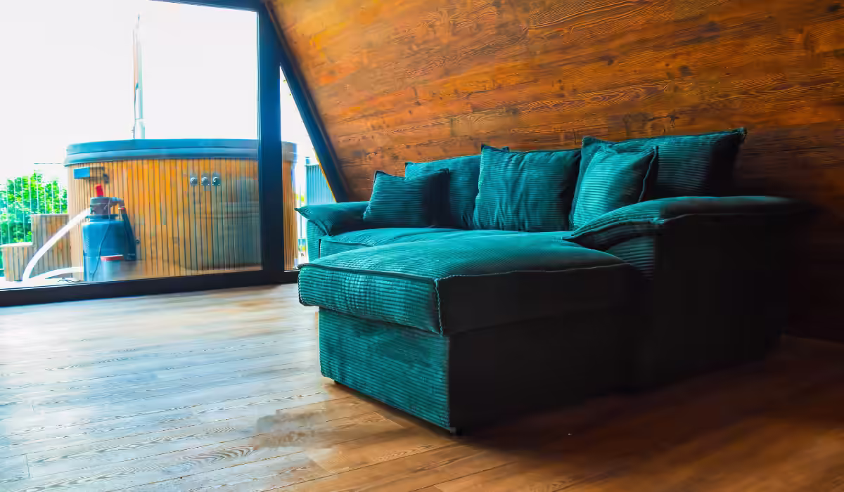 Living cu vedere spre ciubărul exterior de la AZA Chalet, Zărnești