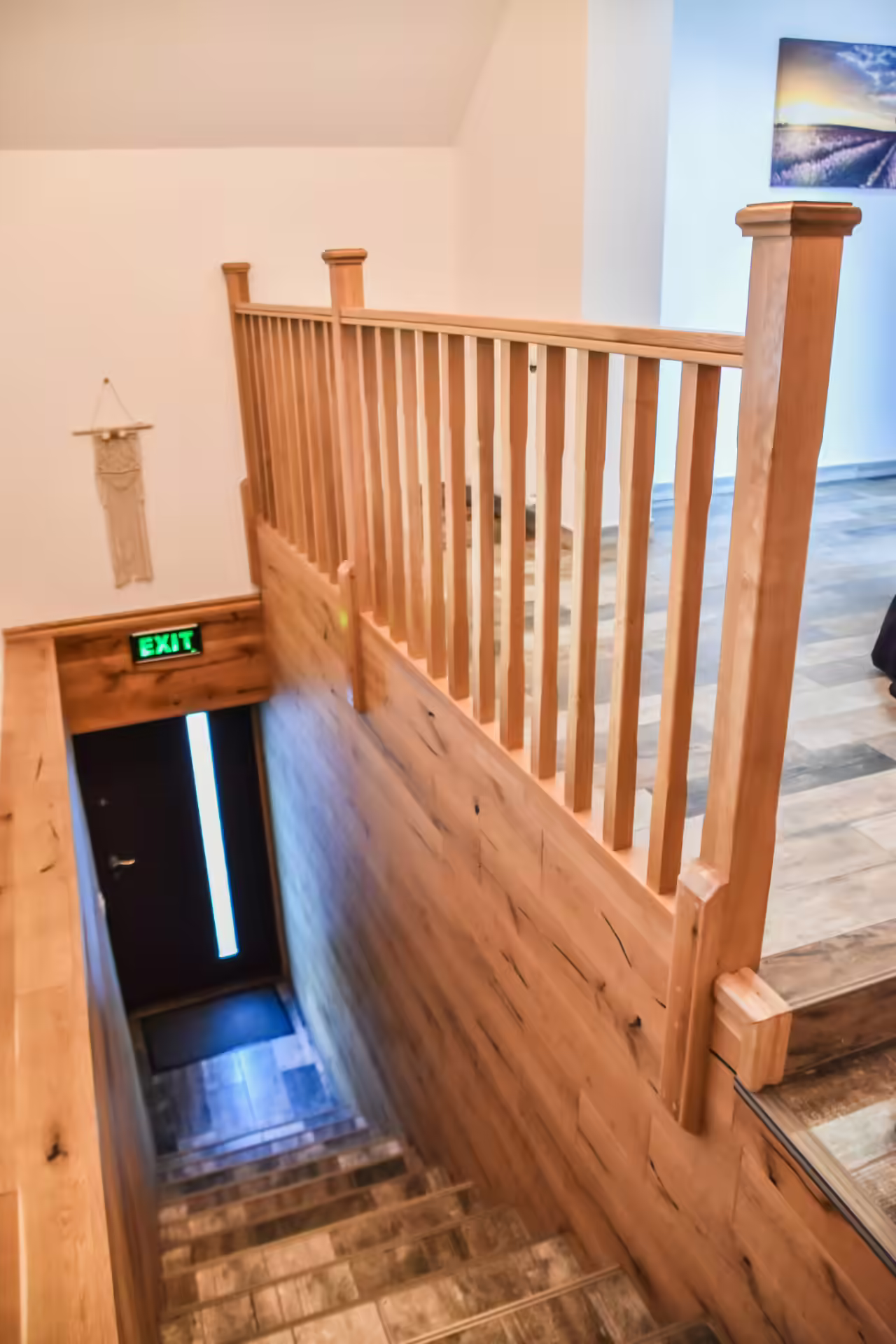 Scară interioară din lemn masiv care face legătura între etaje la Berg House 31 Scară interioară din lemn masiv care face legătura între etaje la Berg House 31