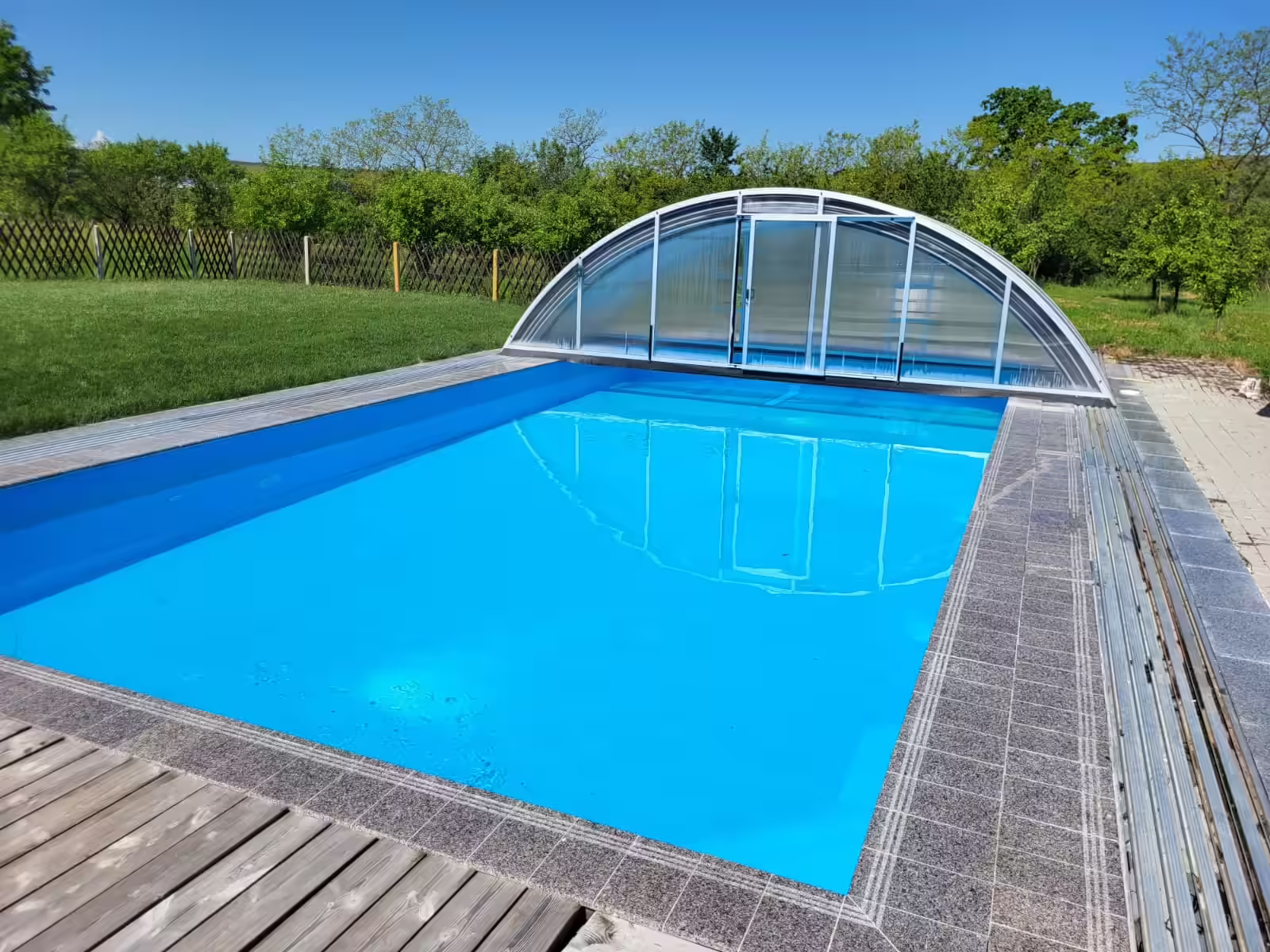 Piscină încălzită 12x6 m cu acoperiș telescopic la Casa Ema & Sofi, Topârcea, Sibiu Piscină încălzită 12x6 m cu acoperiș telescopic la Casa Ema & Sofi, Topârcea, Sibiu