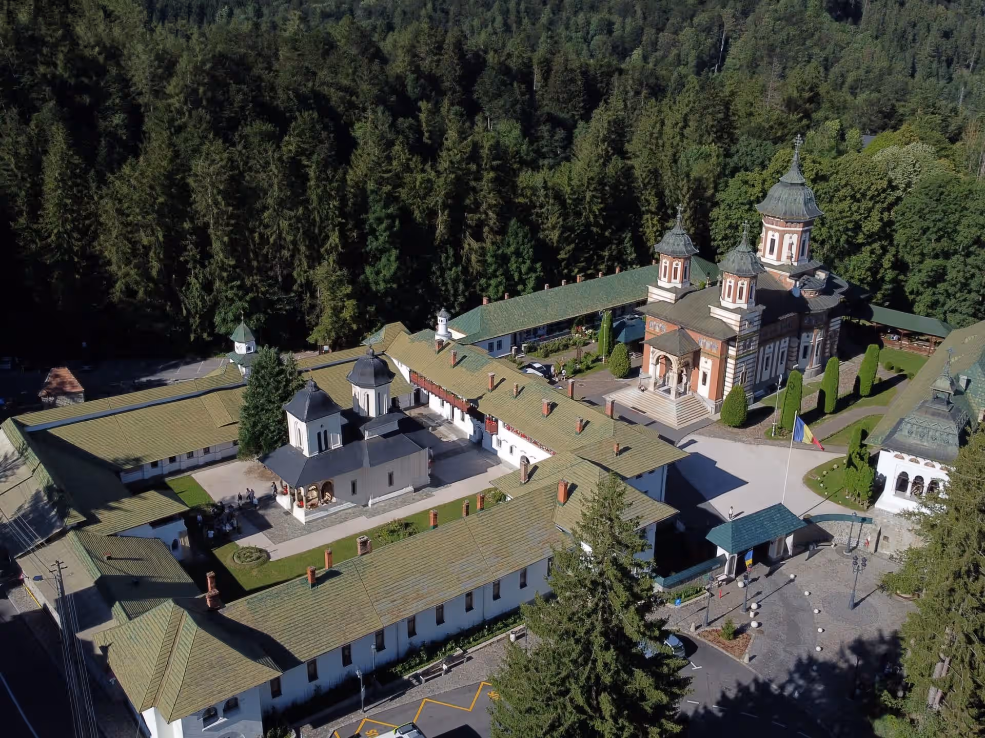 Mănăstirea Sinaia văzută de sus, cu incinta și pădurea din jur