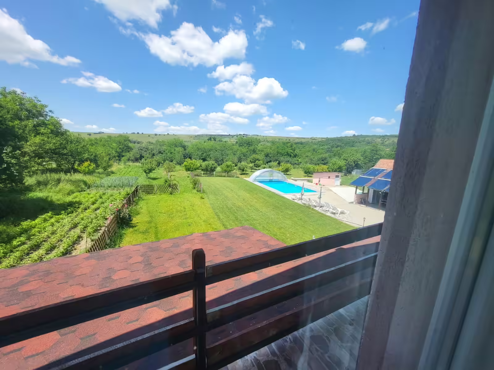 Vedere spre natură și piscină din balconul camerelor de la Casa Ema & Sofi Vedere spre natură și piscină din balconul camerelor de la Casa Ema & Sofi