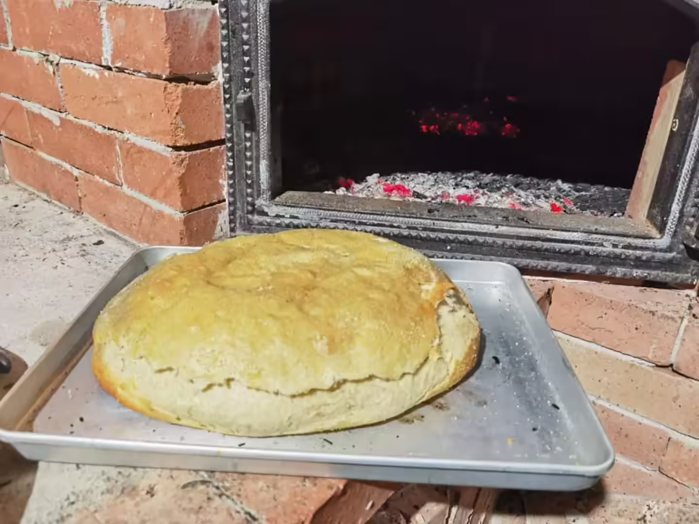 Pâine coaptă în cuptorul cu lemne de la Cabana din Pădurea Beliș