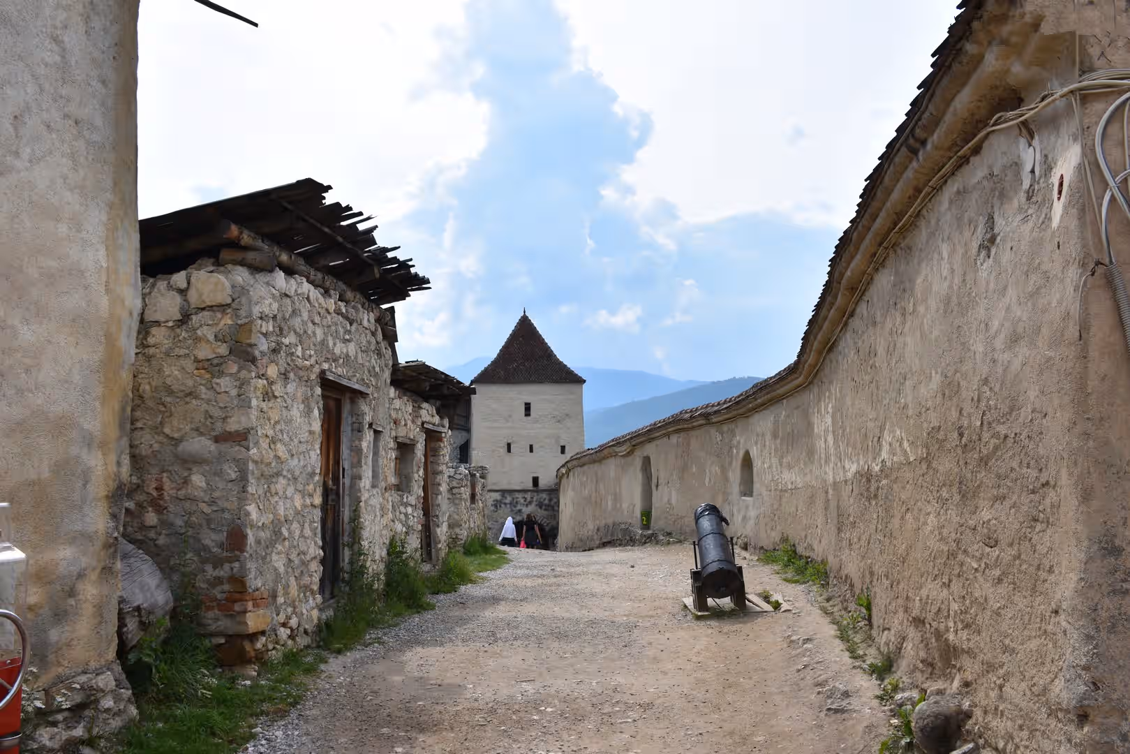 Ulița dintre zidurile de apărare și turnul Cetății Râșnov Ulița dintre zidurile de apărare și turnul Cetății Râșnov
