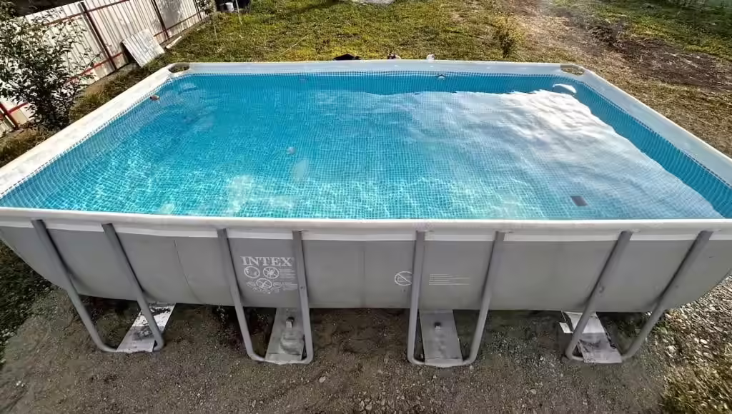 Piscină exterioară în curtea Cabanei Ursu, Lețcani, județul Iași Piscină exterioară în curtea Cabanei Ursu, Lețcani, județul Iași