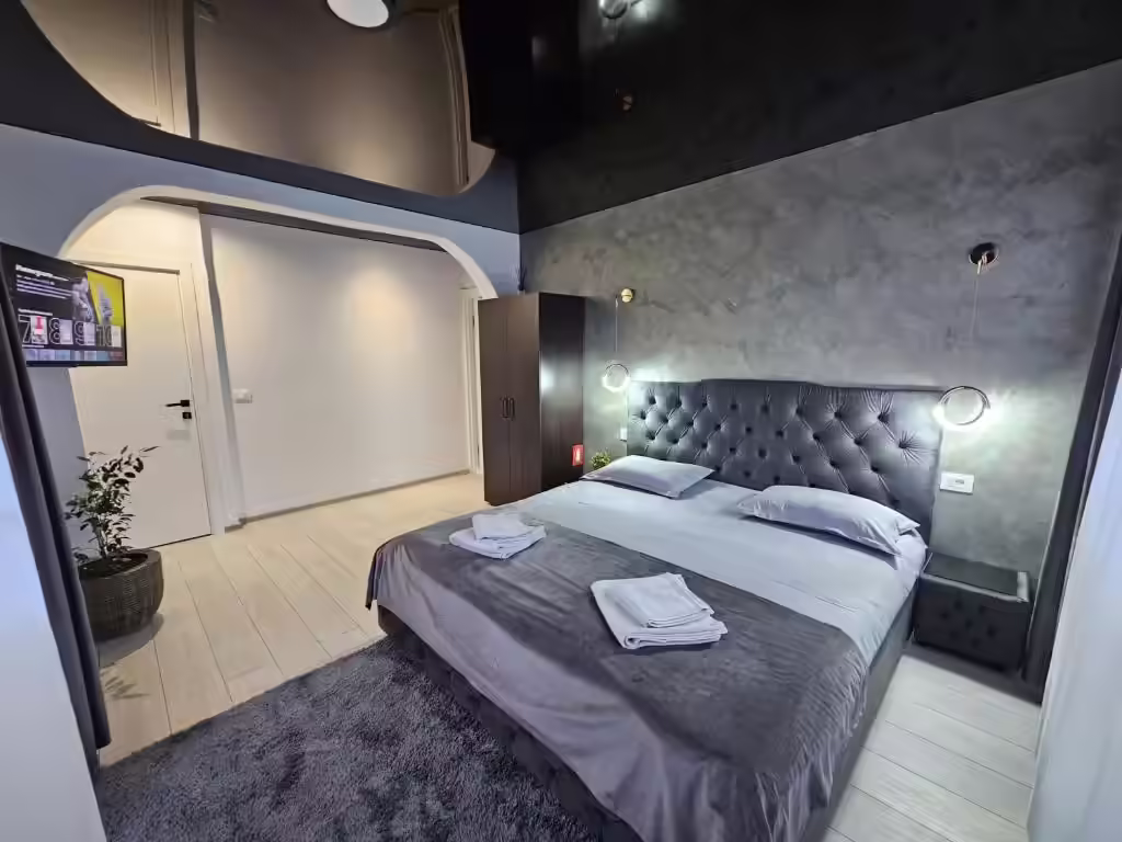 Dormitor matrimonial elegant la Cabana Ursu, județul Iași Dormitor matrimonial elegant la Cabana Ursu, județul Iași