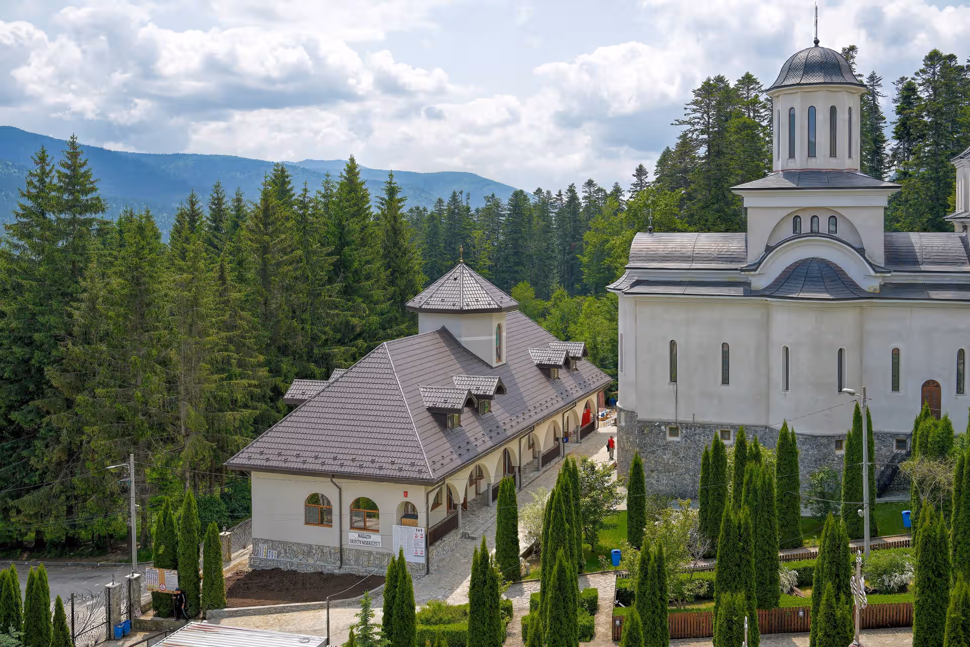 Mănăstirea Caraiman din Bușteni văzută de sus, cu biserica mare și pădurea Mănăstirea Caraiman din Bușteni văzută de sus, cu biserica mare și pădurea
