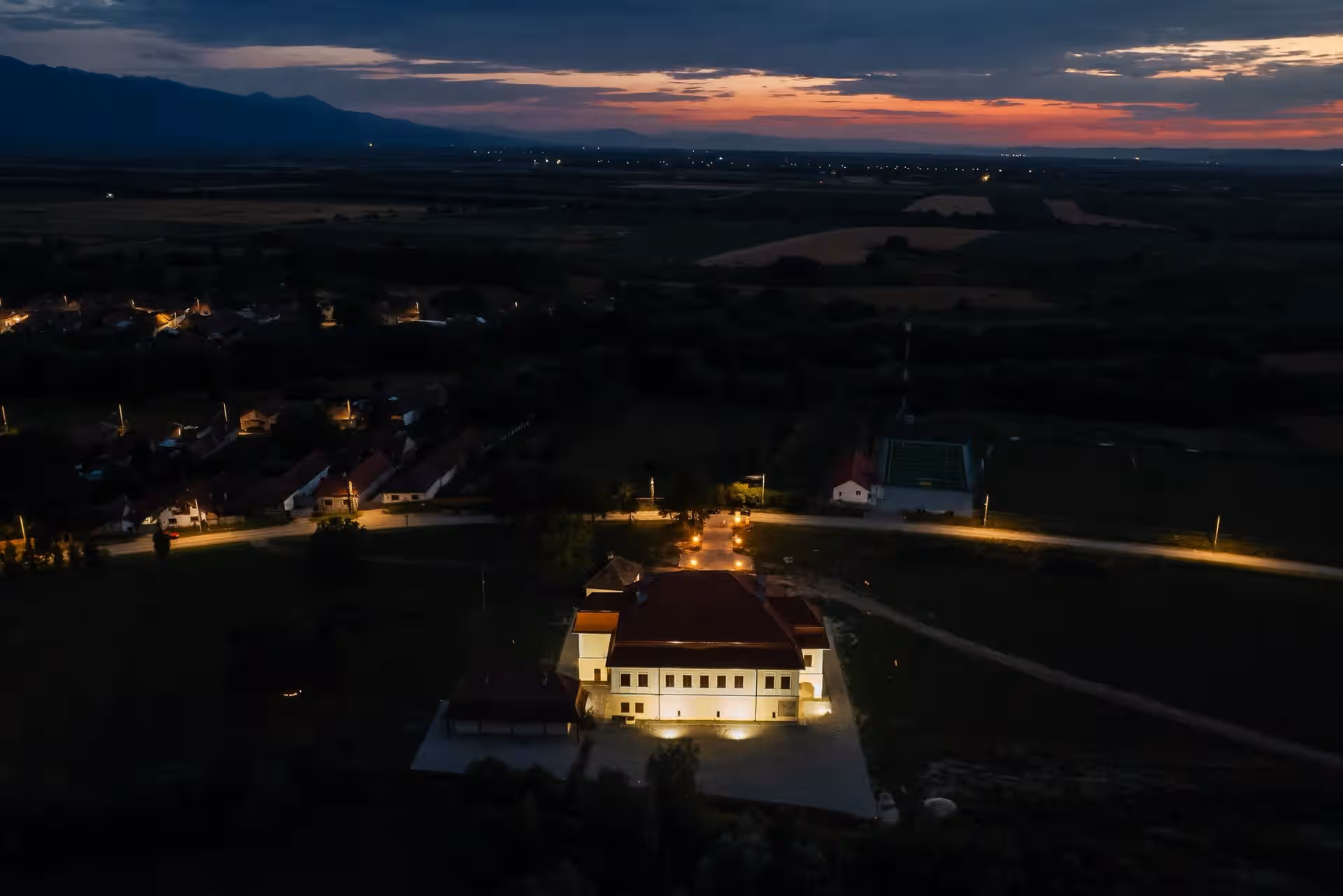 Castelul Brâncoveanu luminat noaptea, fotografiat din dronă