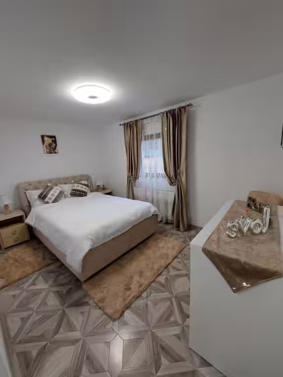 Cameră spațioasă cu pat matrimonial la Maria's Dream House, Zărnești