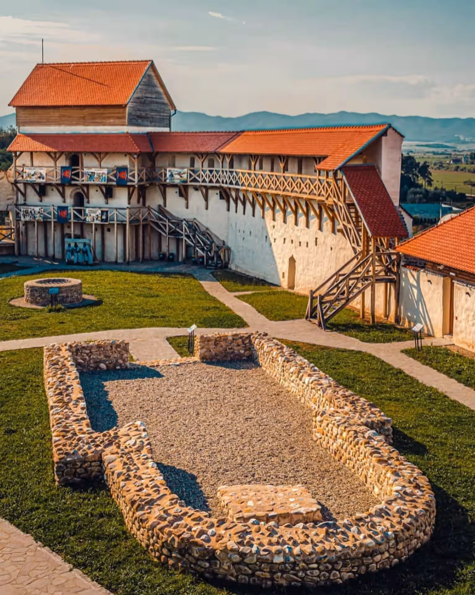 Galeria de lemn și fundațiile din piatră, Cetatea Feldioara Galeria de lemn și fundațiile din piatră, Cetatea Feldioara