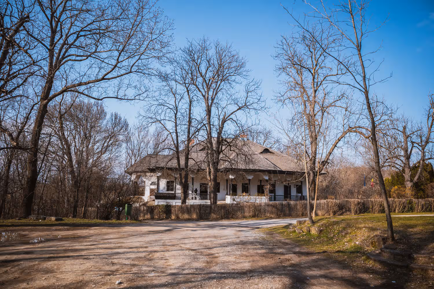 Conacul Bellu văzut de pe aleea de acces din parc Conacul Bellu văzut de pe aleea de acces din parc