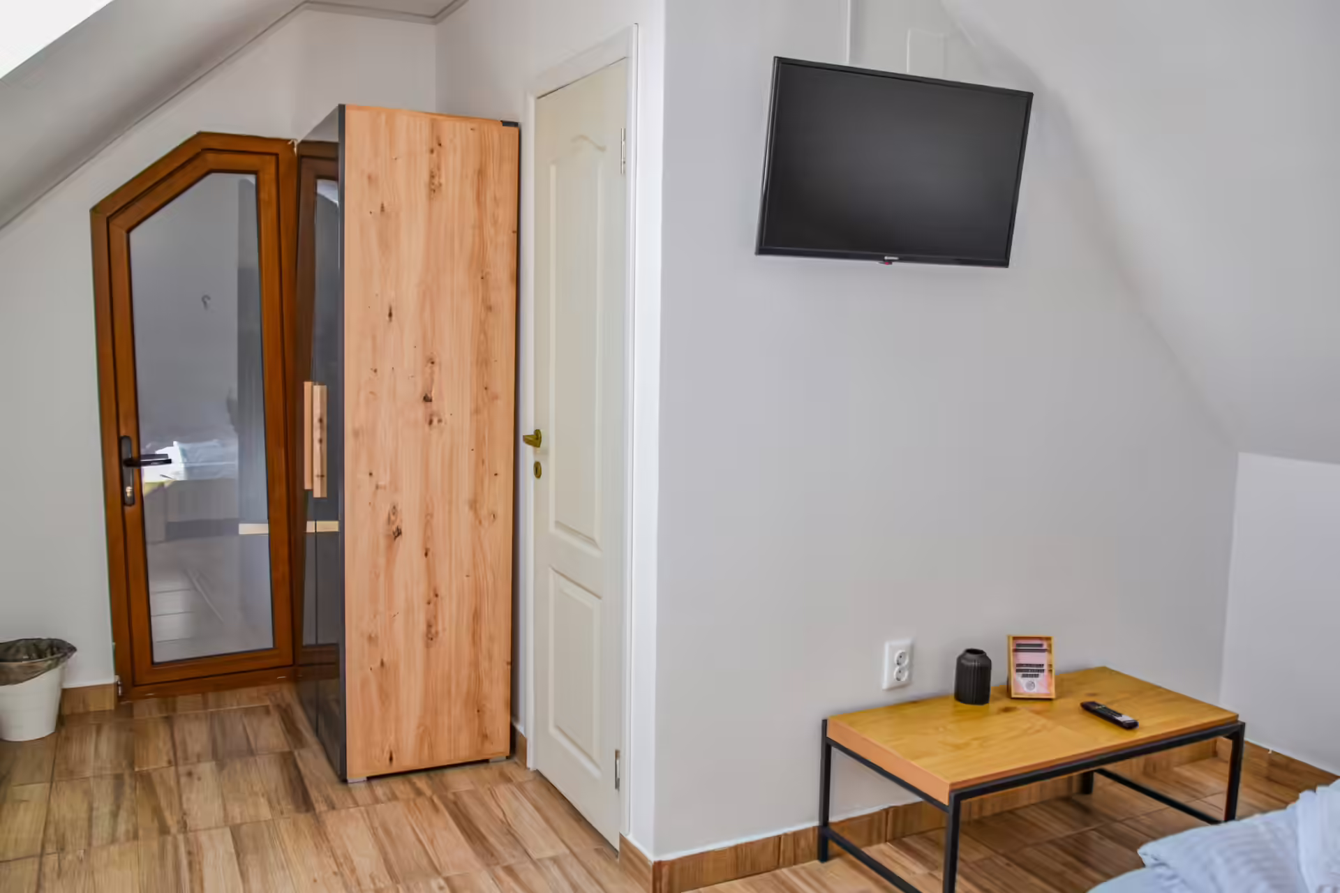 Cameră la mansardă cu măsuță la Random House Cameră la mansardă cu măsuță la Random House