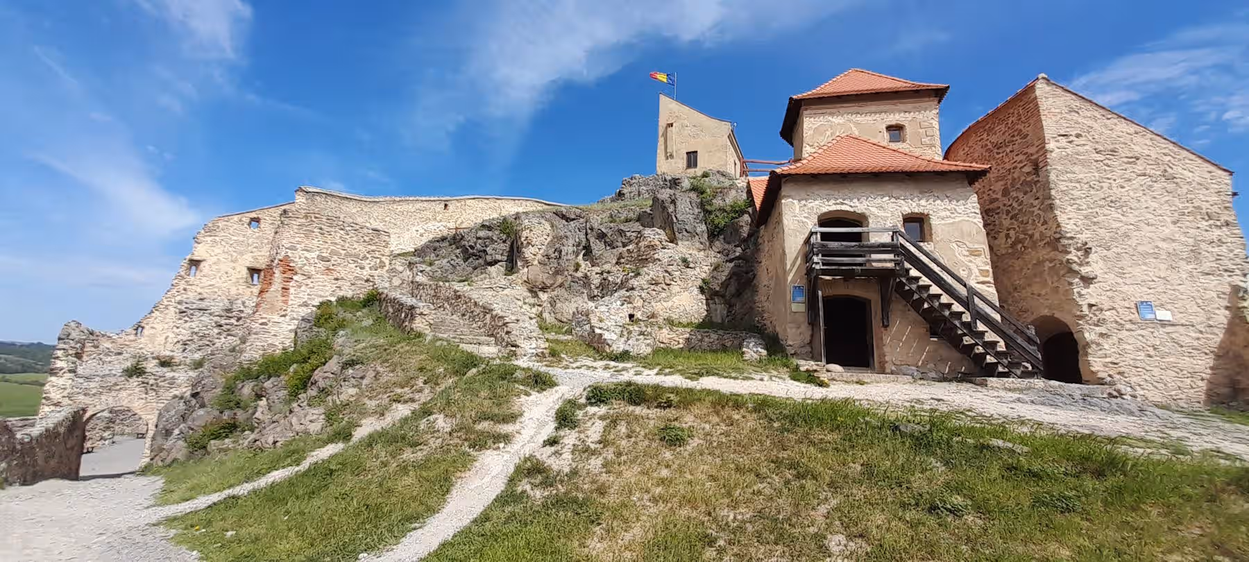 Turnul și locuințele de pe stânca bazaltică a Cetății Rupea