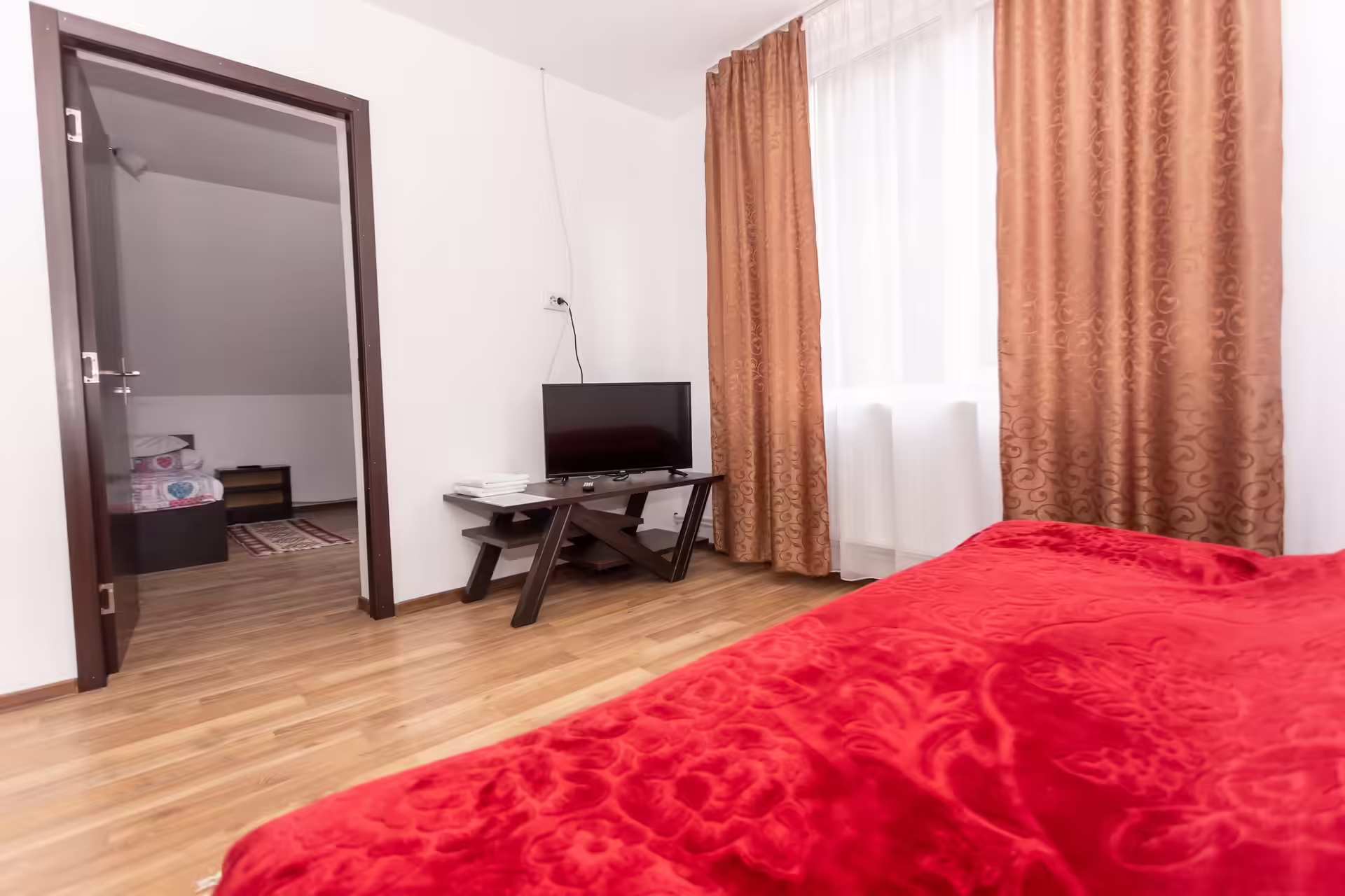 Cameră dublă spațioasă cu cuvertură roșie la Casa Leu Cameră dublă spațioasă cu cuvertură roșie la Casa Leu