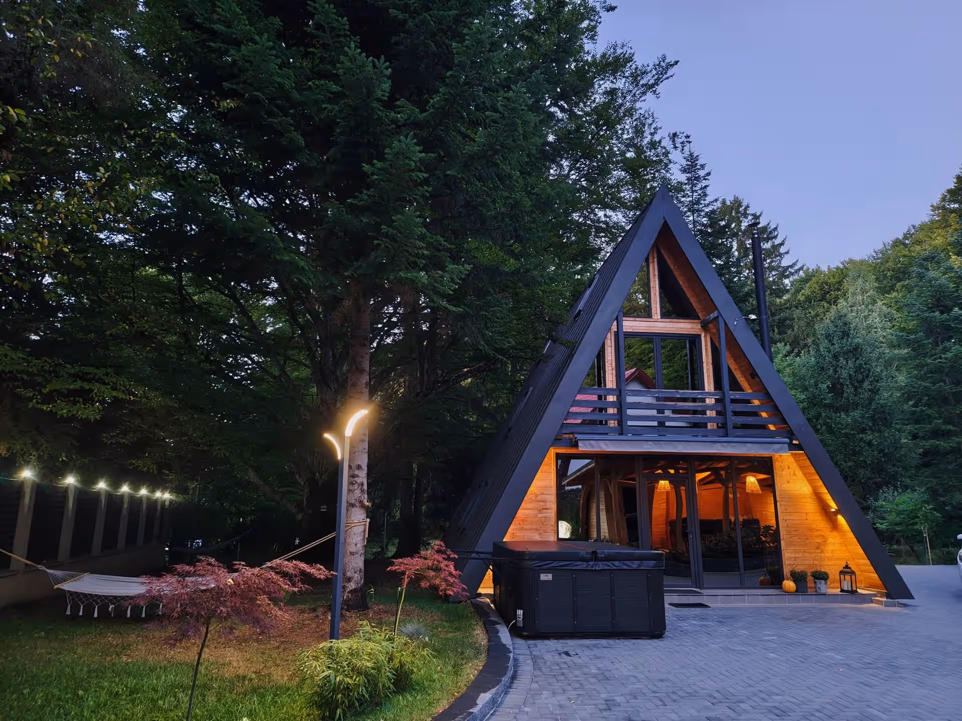 Cabana Hubertus, cabană de închiriat în Valea Avrigului, Munții Făgăraș, Sibiu, fotografia 1 Cabana Hubertus, cabană de închiriat în Valea Avrigului, Munții Făgăraș, Sibiu, fotografia 1