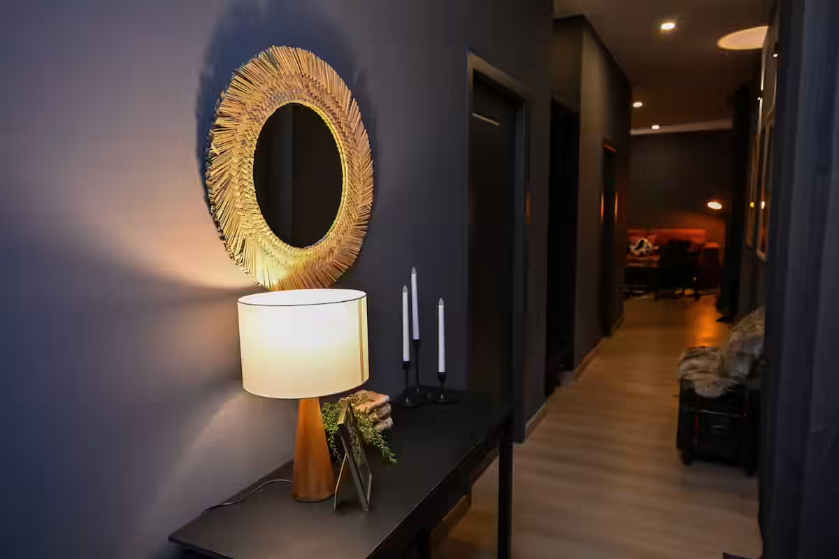 Hol de intrare cu oglindă și decor la La Tulipe Noire, Bran