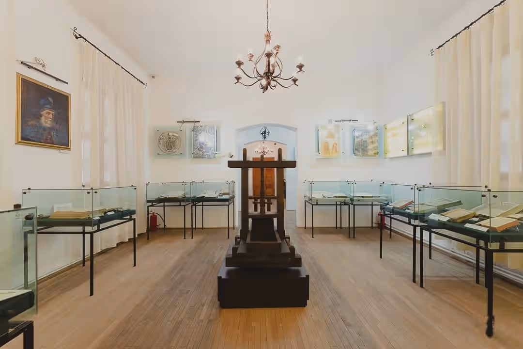 Sala cu vitrine de carte veche și tipăritură în Muzeul Casa Domnească Brebu