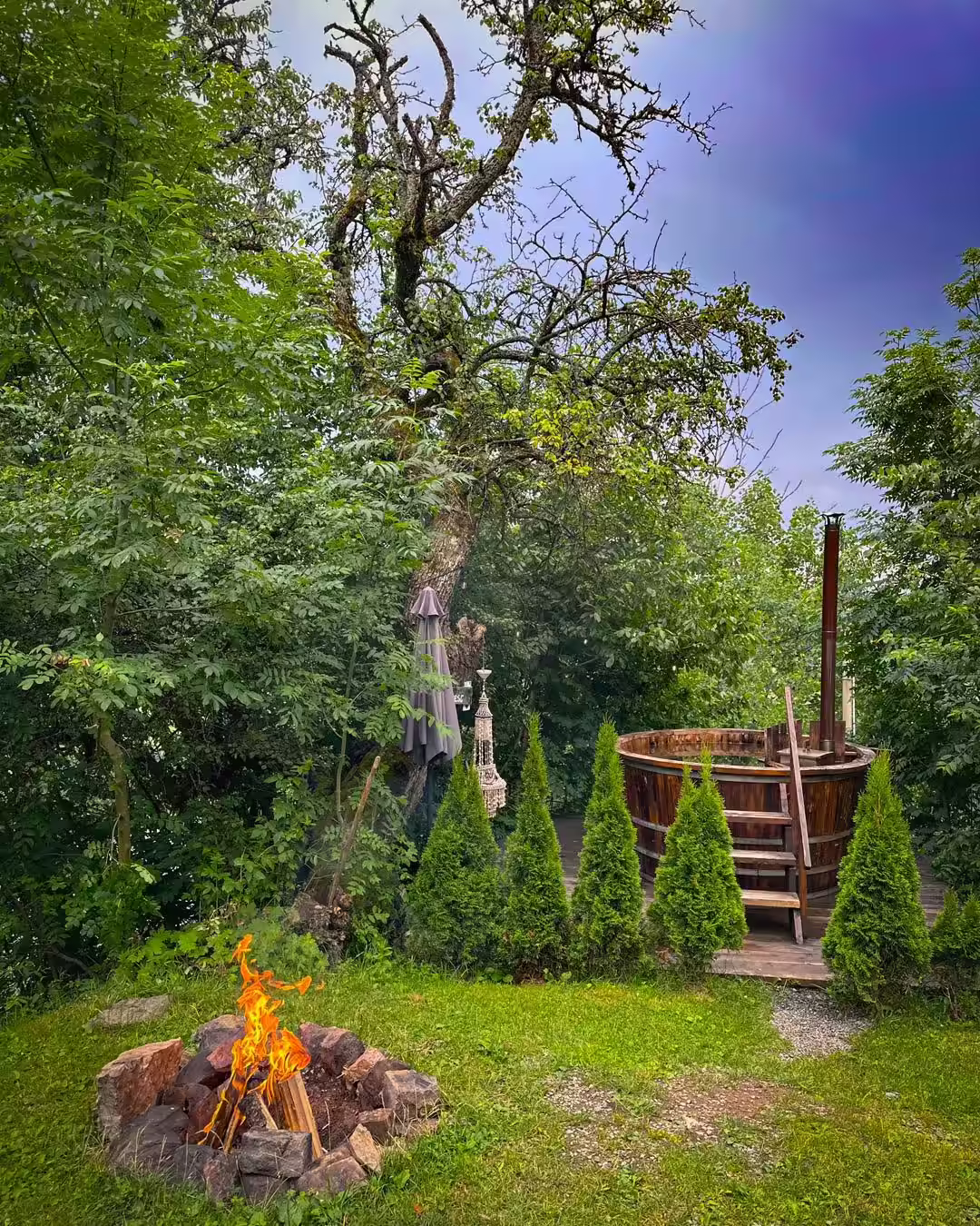 Vatră pentru foc de tabără în curtea cabanelor La Noi La Munte, Horea, Alba Vatră pentru foc de tabără în curtea cabanelor La Noi La Munte, Horea, Alba