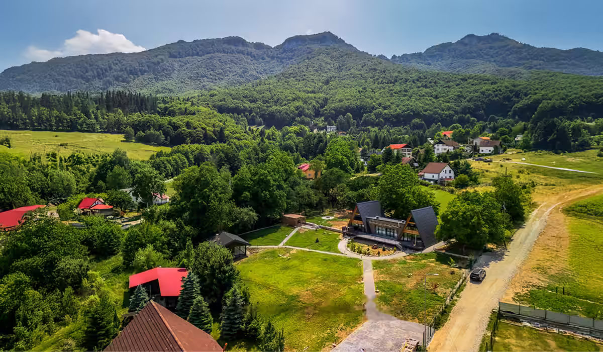 Panoramă cu satul Tohănița și masivul Piatra Craiului de la AZA Chalet