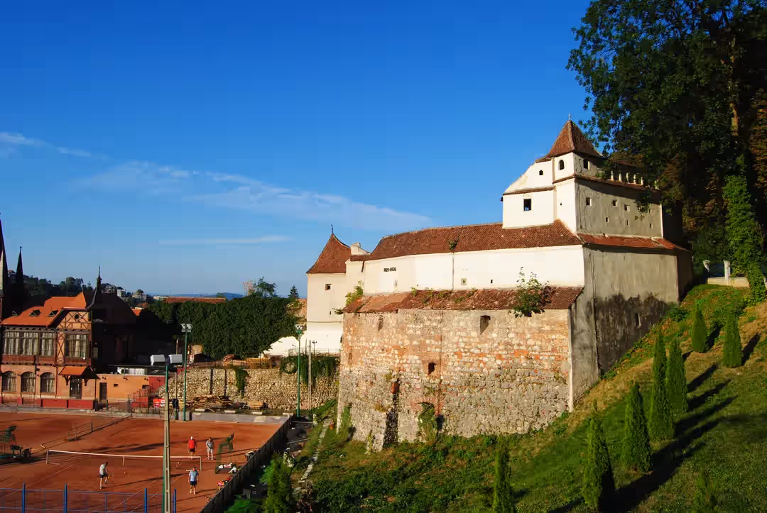 Bastionul Țesătorilor din Brașov într-o zi senină