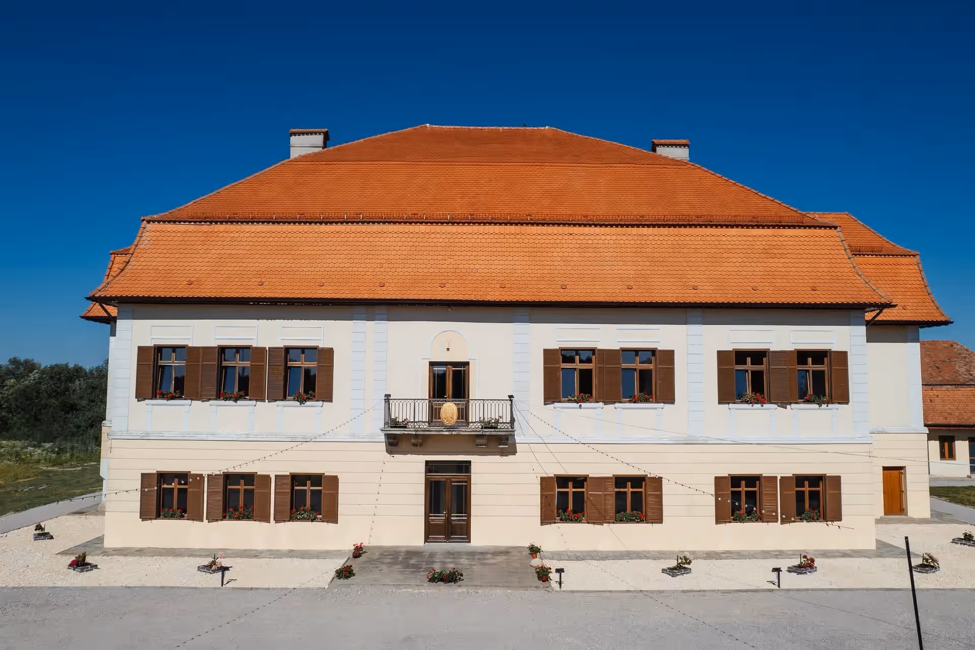 Fațada simetrică a Castelului Brâncoveanu sub cerul albastru