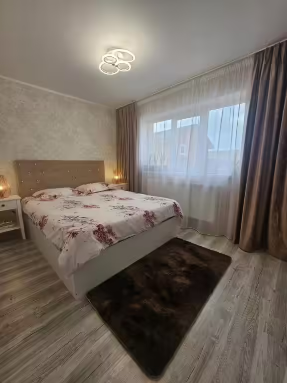 Dormitor cu pat matrimonial și parchet la Cabana Ursu, Iași Dormitor cu pat matrimonial și parchet la Cabana Ursu, Iași