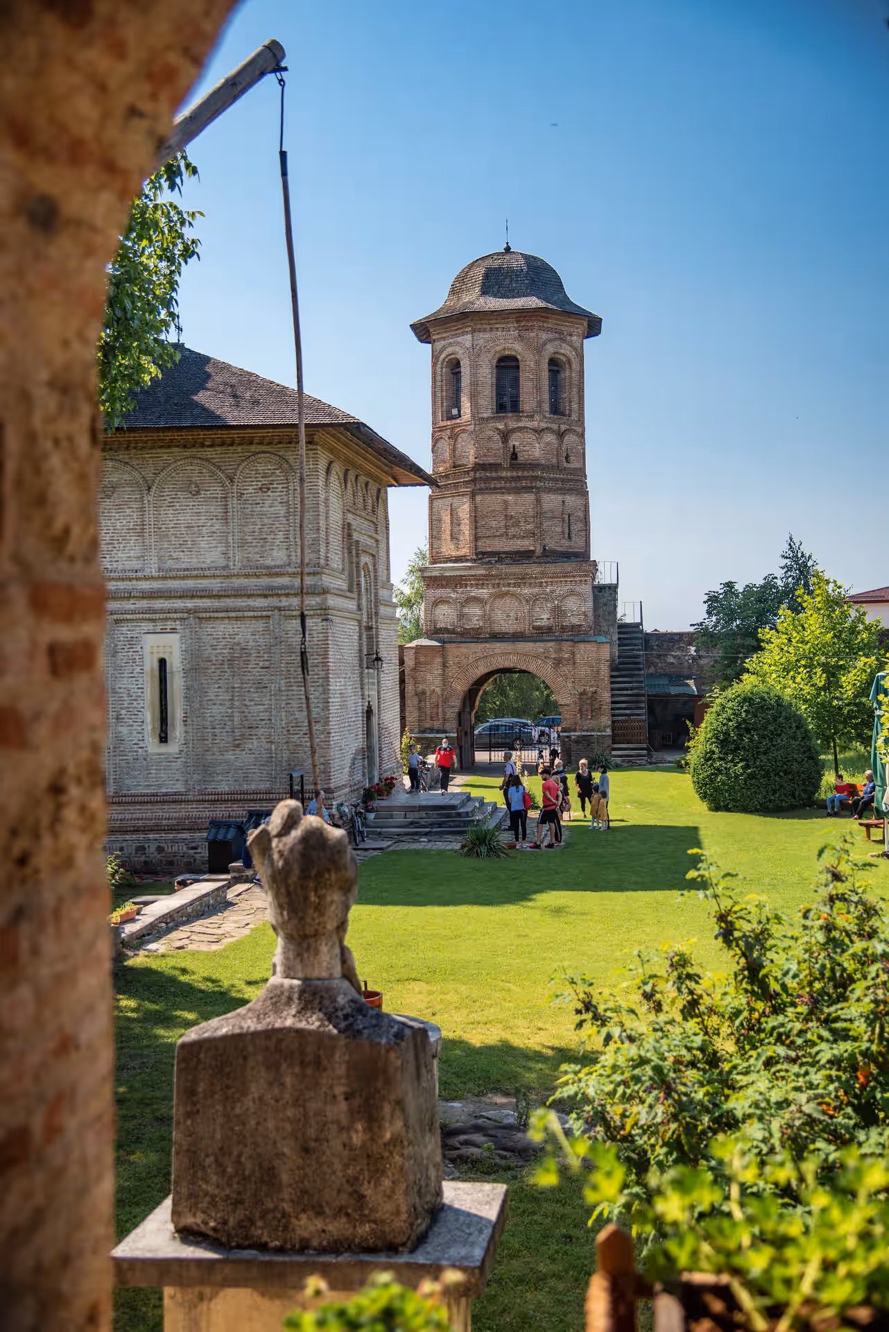 Turnul clopotniță al Mănăstirii Brebu văzut din curtea Casei Domnești
