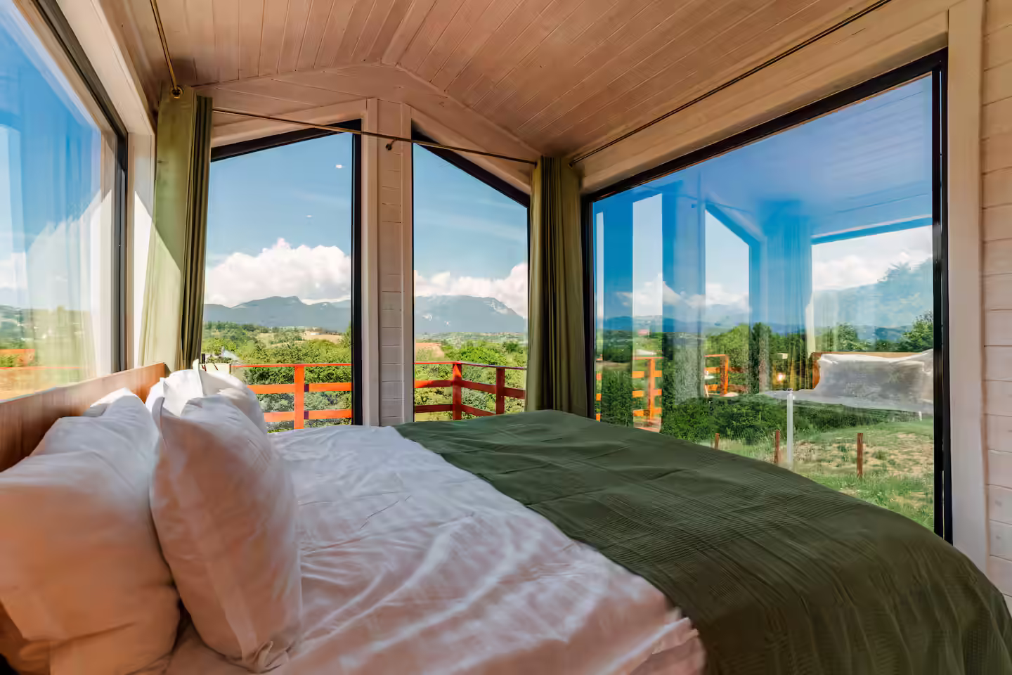 Terasă panoramică la SkyAtlas Hideaway cu priveliște spre munții din jurul Branului Terasă panoramică la SkyAtlas Hideaway cu priveliște spre munții din jurul Branului