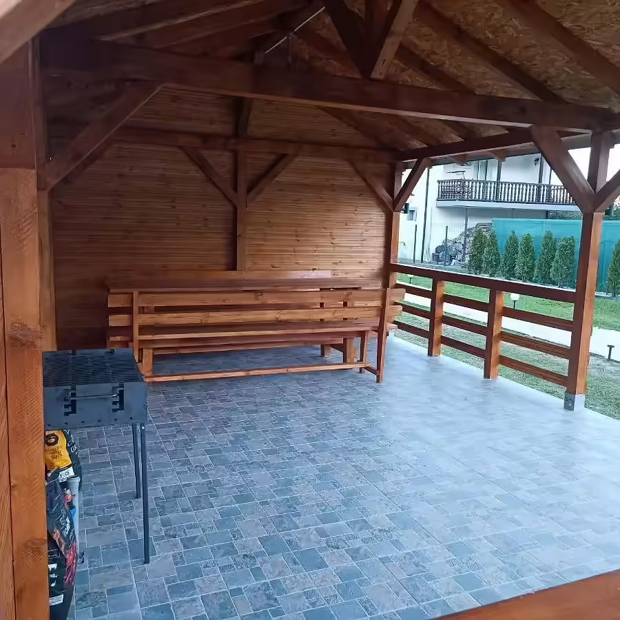 Foișor din lemn cu zonă de grătar la Cabana A-frame Nis Foișor din lemn cu zonă de grătar la Cabana A-frame Nis
