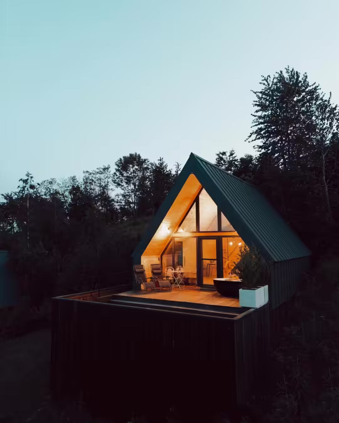 Cabană A-frame iluminată noaptea la La Noi La Munte, comuna Horea, județul Alba Cabană A-frame iluminată noaptea la La Noi La Munte, comuna Horea, județul Alba
