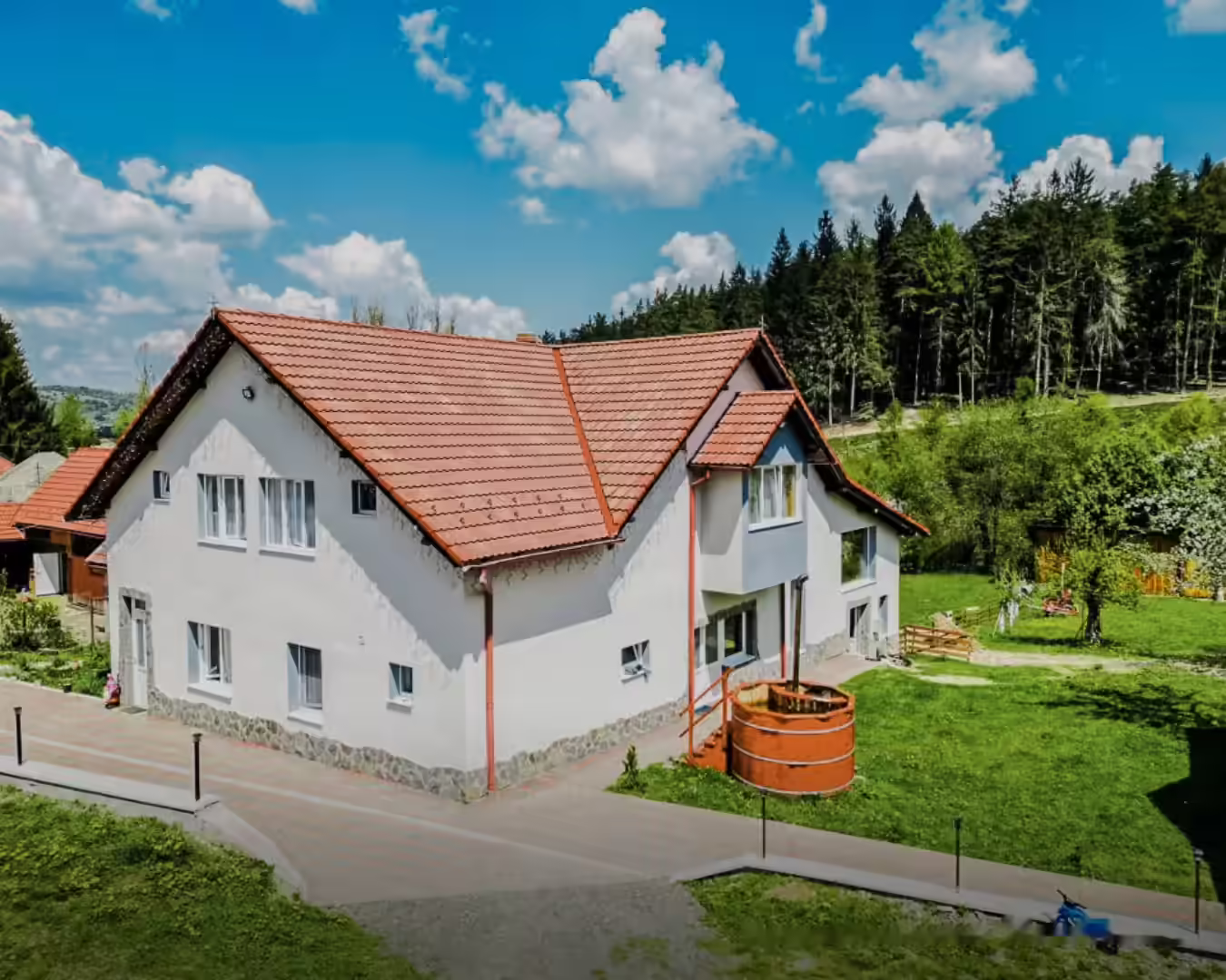 Exteriorul Cabanei La Bontu din Întorsura Buzăului, județul Covasna Exteriorul Cabanei La Bontu din Întorsura Buzăului, județul Covasna