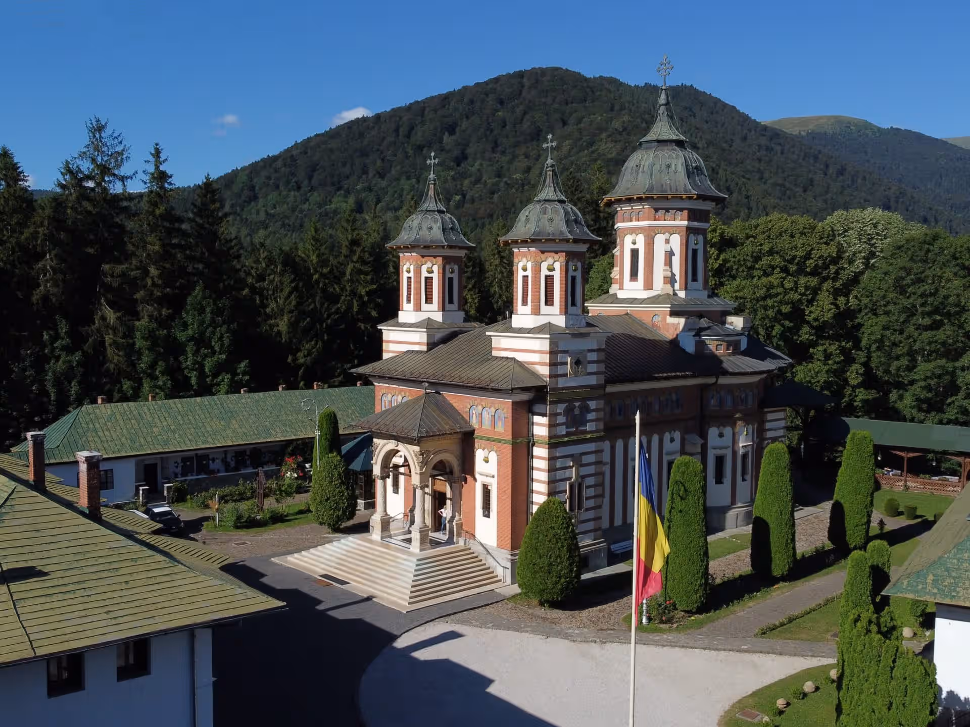 Biserica Mare a Mănăstirii Sinaia cu munții în fundal