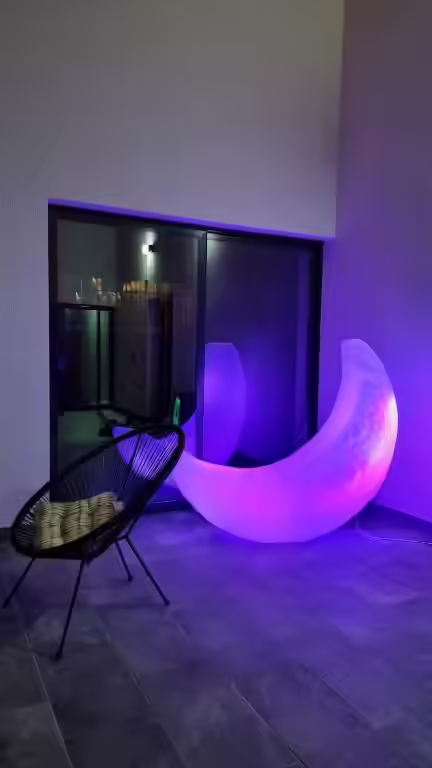 Terasă cu decor luminos în formă de semilună la Vila Moon Terasă cu decor luminos în formă de semilună la Vila Moon
