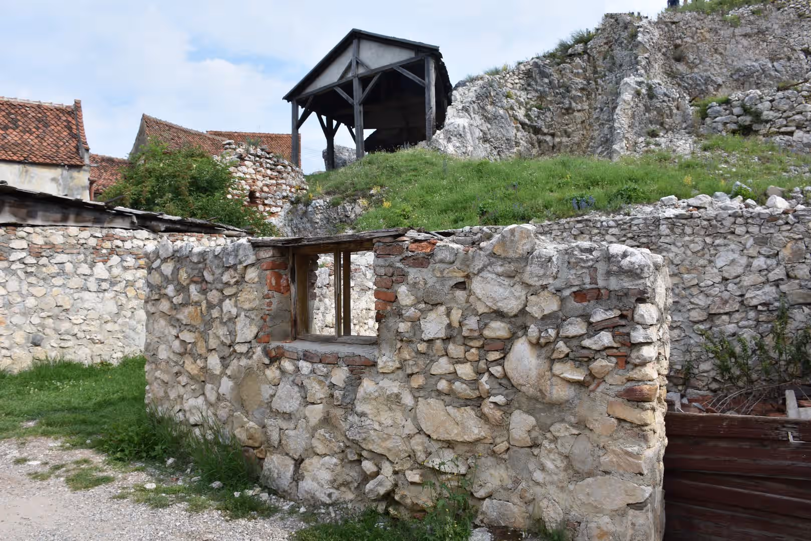 Ziduri de piatră și fântâna acoperită din Cetatea Râșnov Ziduri de piatră și fântâna acoperită din Cetatea Râșnov