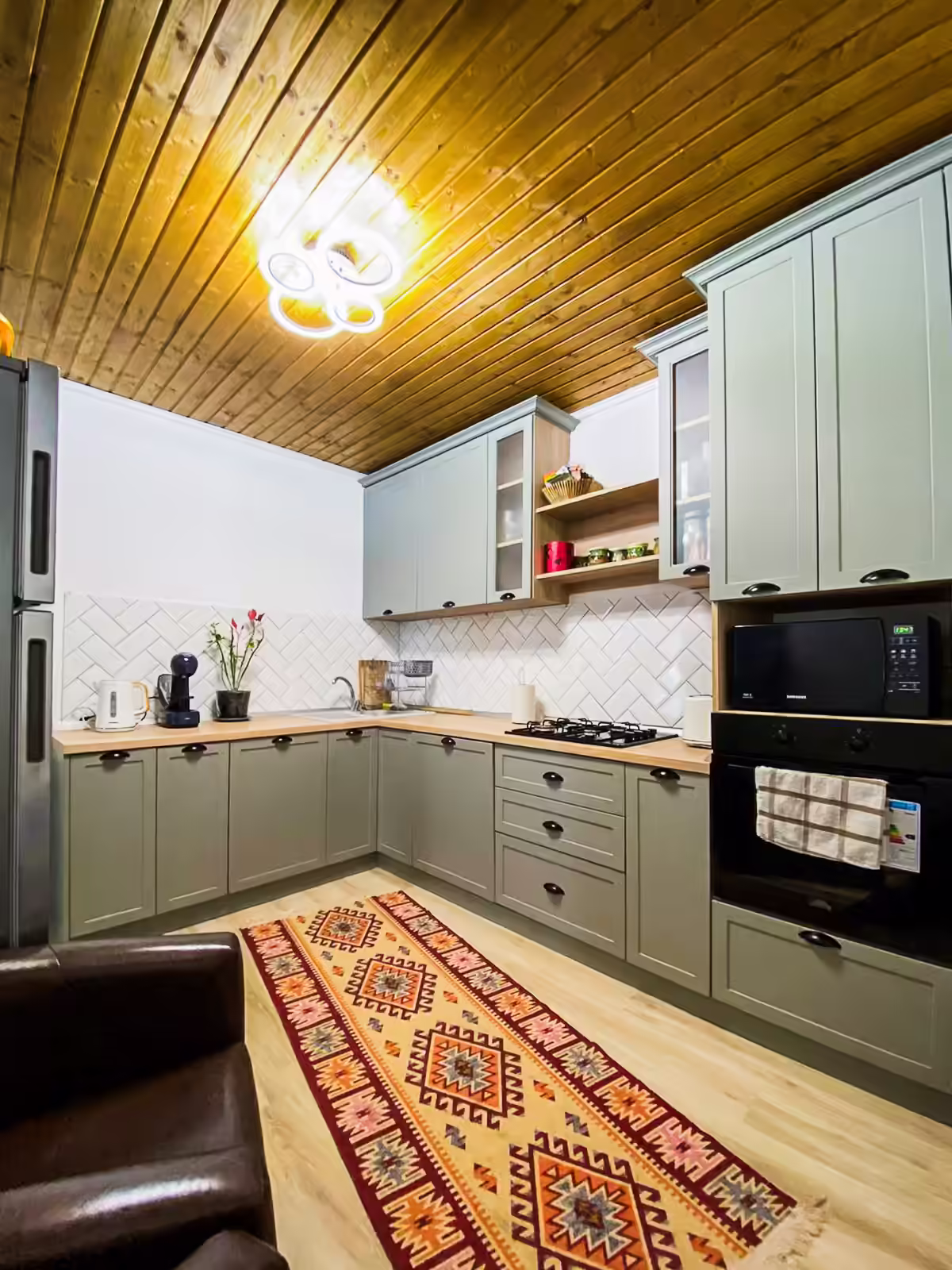 Bucătărie cu tavan din lemn la Di&D House, Bănița, Hunedoara Bucătărie cu tavan din lemn la Di&D House, Bănița, Hunedoara