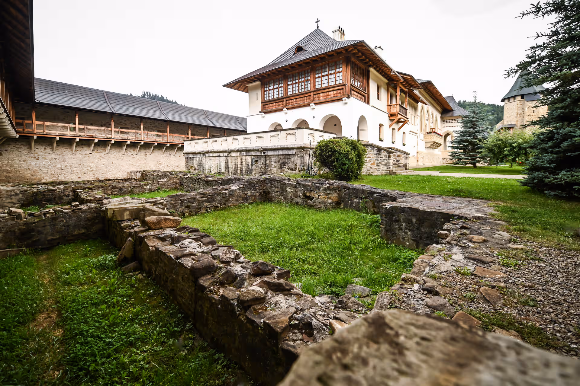 Mănăstirea Putna din Putna, România, fotografia 8