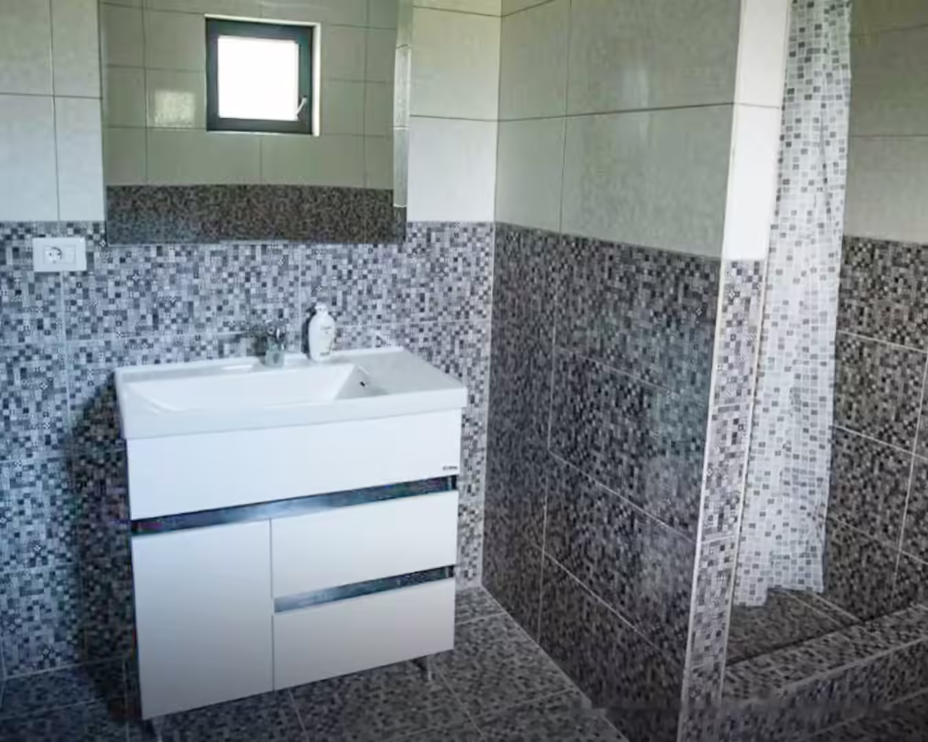 Baie cu duș și lavoar la Casa Florus, Șieu, Maramureș Baie cu duș și lavoar la Casa Florus, Șieu, Maramureș