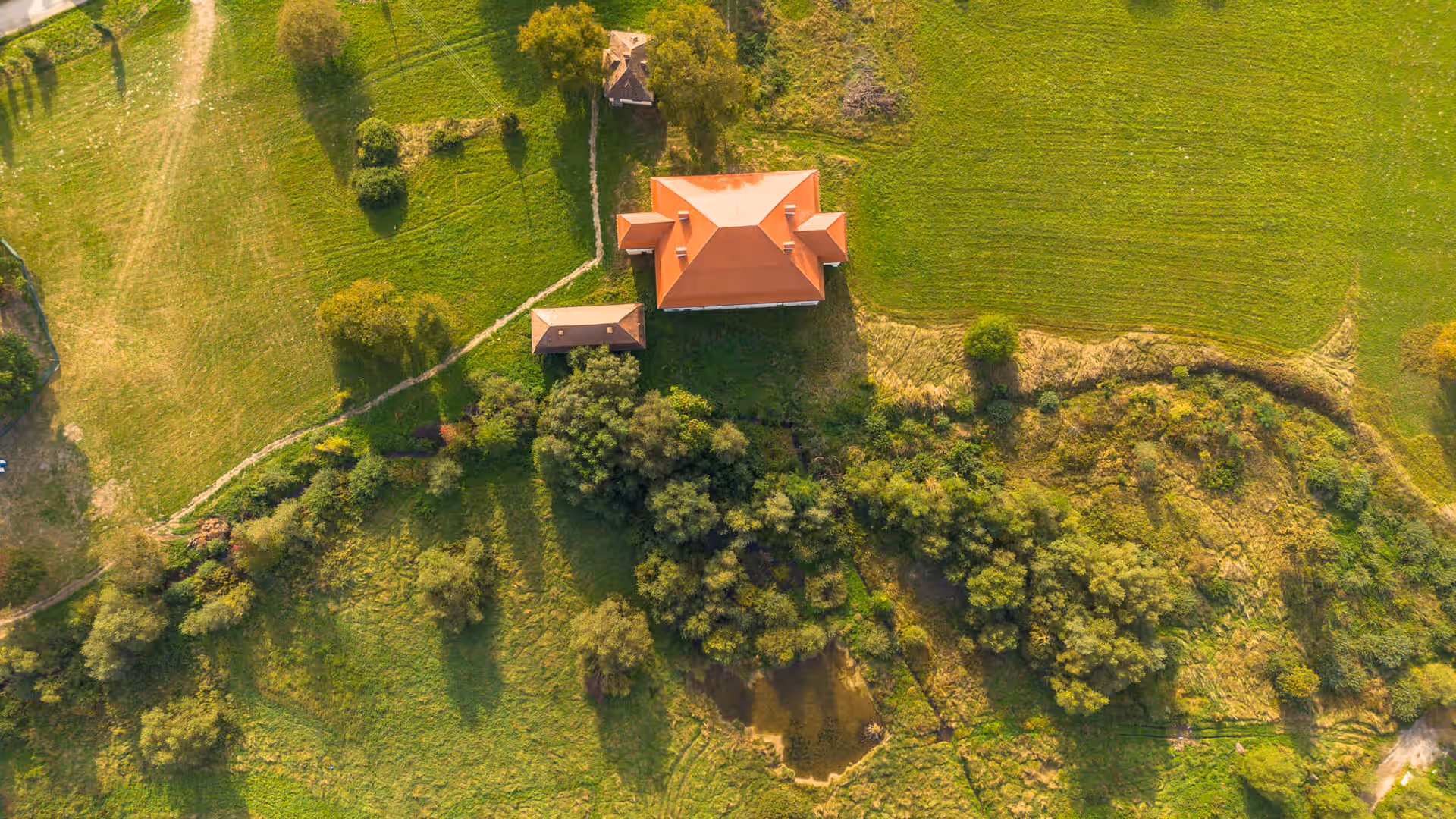 Domeniul verde al Castelului Brâncoveanu văzut din dronă