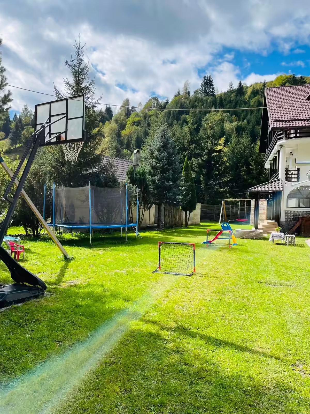 Teren de minifotbal pe gazon la Casa Haiducilor Sătic, comuna Rucăr, Argeș Teren de minifotbal pe gazon la Casa Haiducilor Sătic, comuna Rucăr, Argeș