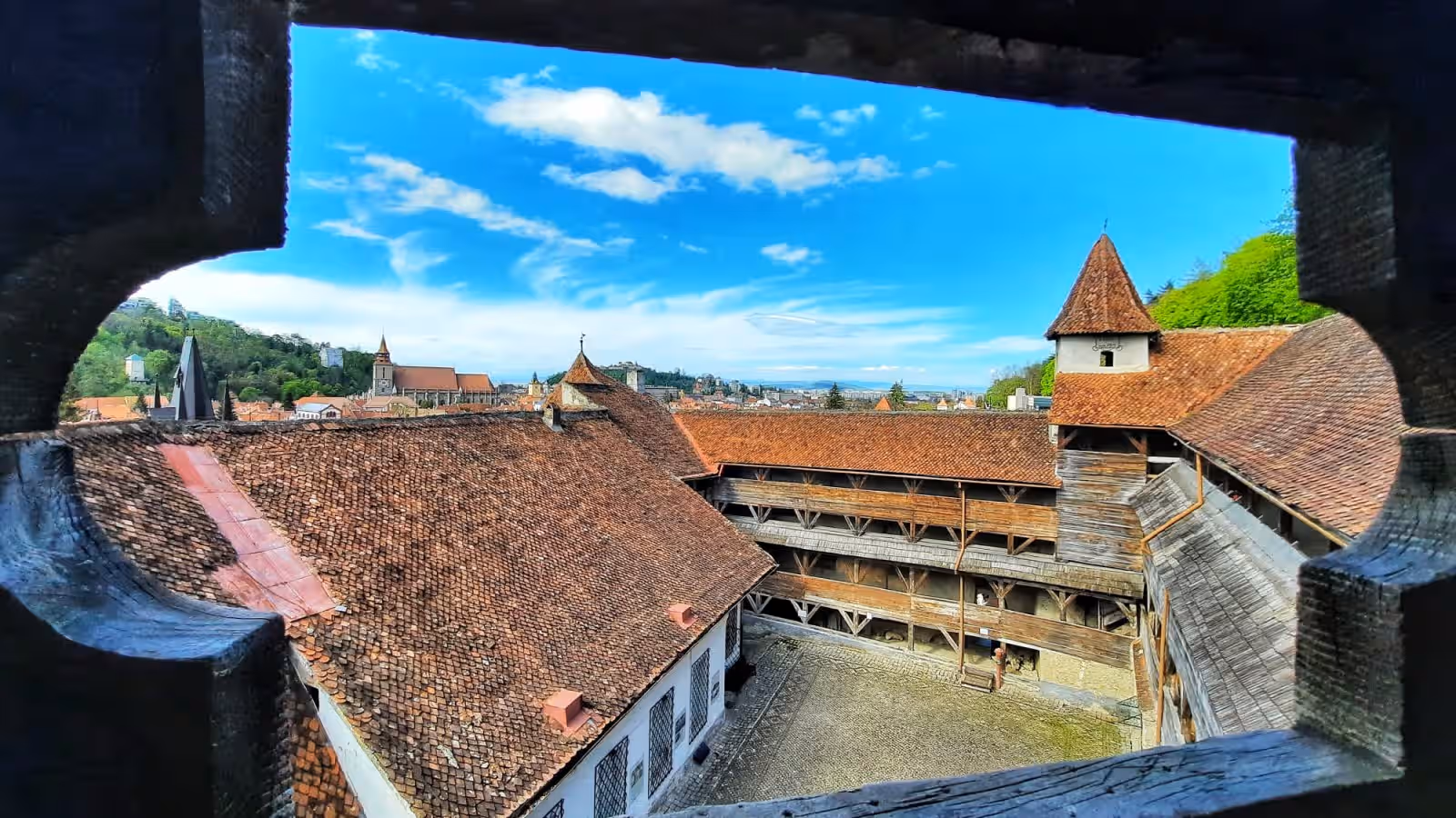 Vedere prin fereastra de tragere spre curtea Bastionului Țesătorilor, Brașov