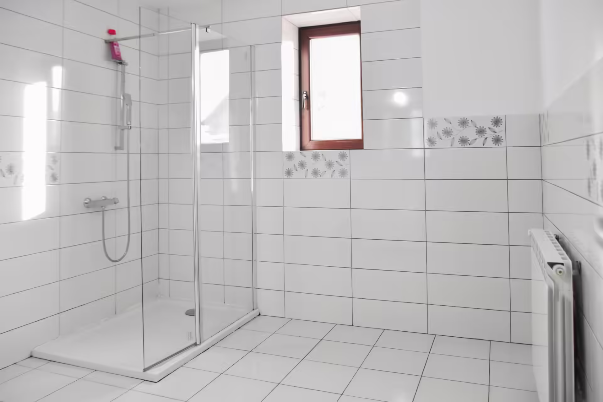 Baie cu cabină de duș din sticlă la Vila Mik Guesthouse din Săcele Baie cu cabină de duș din sticlă la Vila Mik Guesthouse din Săcele