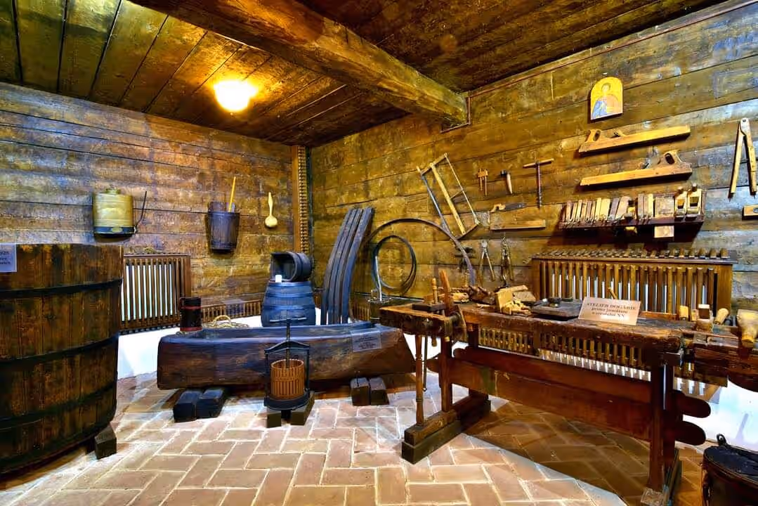 Unelte vechi de dogărie și podgorie în Muzeul Crama 1777 Unelte vechi de dogărie și podgorie în Muzeul Crama 1777