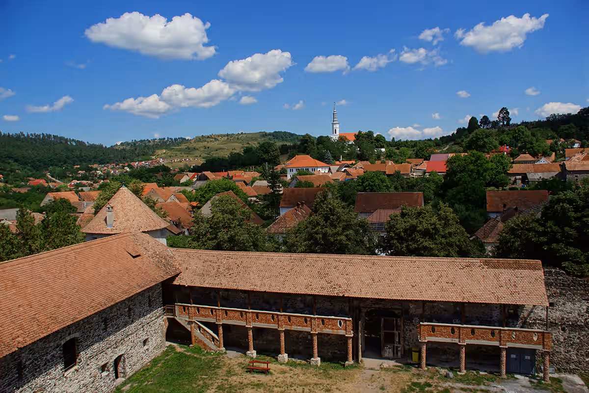 Castelul Sükösd Bethlen și satul Racoș sub cer cu nori Castelul Sükösd Bethlen și satul Racoș sub cer cu nori
