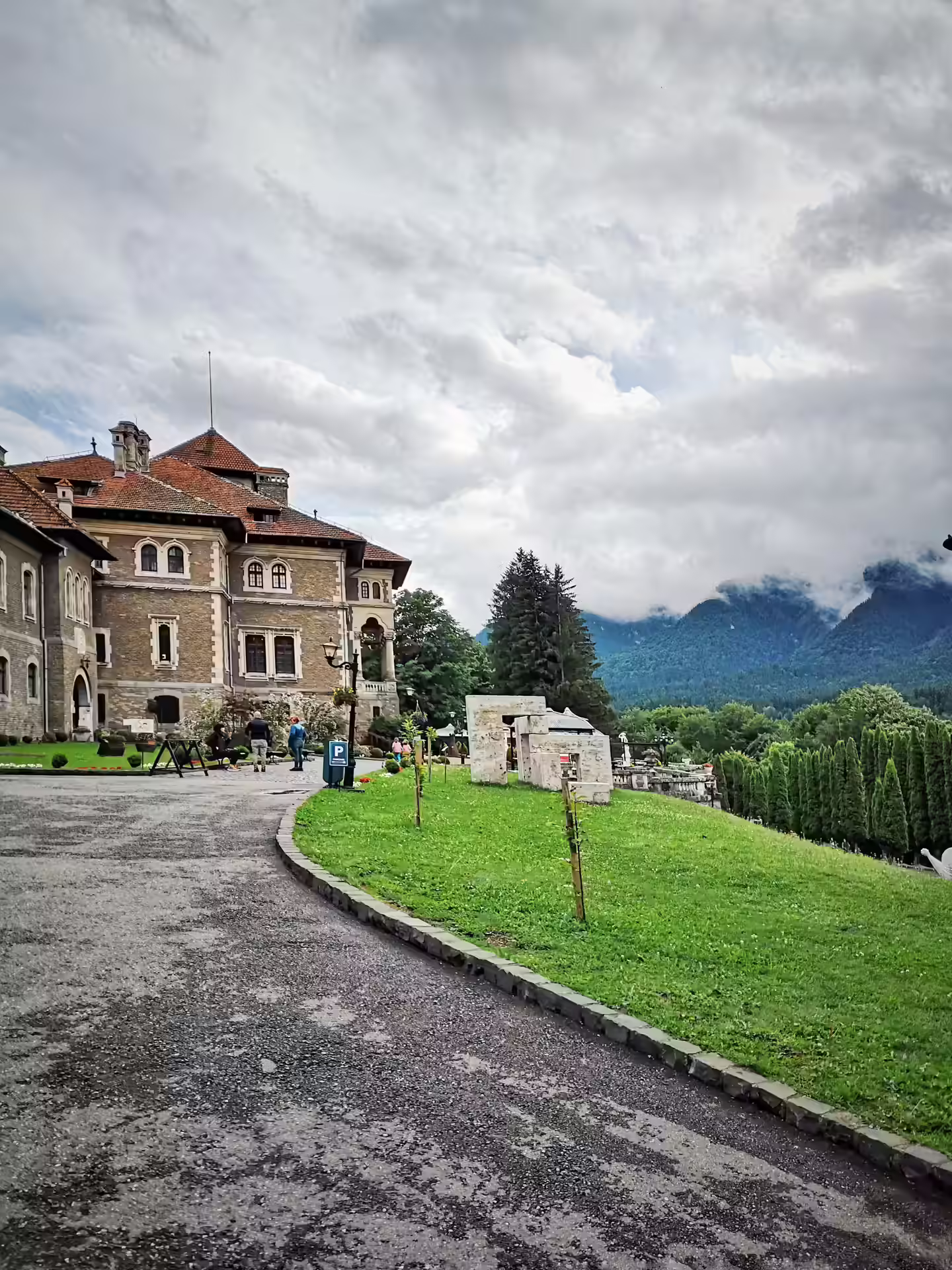 Aleea de acces spre Castelul Cantacuzino și Munții Bucegi